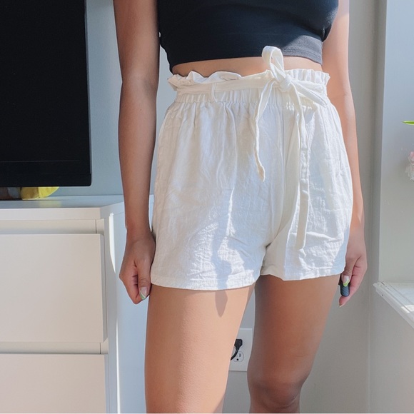 Selling this gorgeous Aeropostale cream linen belted shorts. - Picture 2 of 5